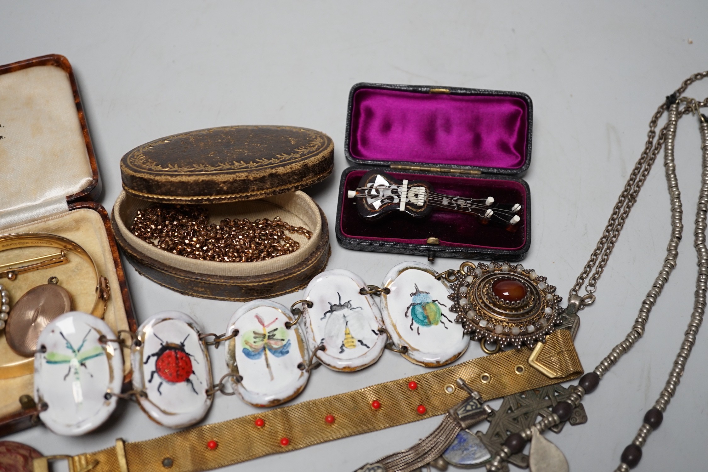 Assorted jewellery including Victorian pinchbeck guard chain, enamelled bracelet, sterling brooch etc.